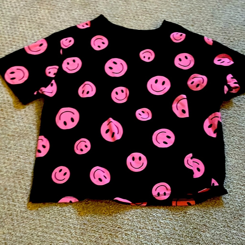 Preppy tee with smiley faces 💖💖💖